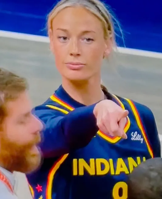 Sophie Cunningham Pointing